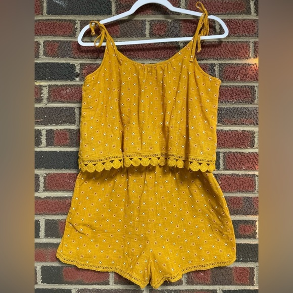 Arie Floral Lace Trim Romper‎